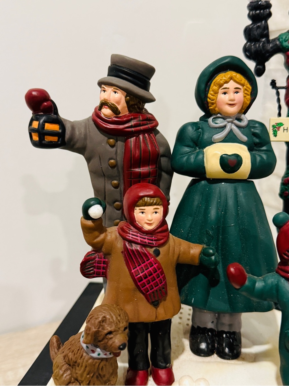 Vintage 1990 Dickens Family Light-Up & Musical Christmas Display Smile Ind. Ltd. - Picture 8 of 13